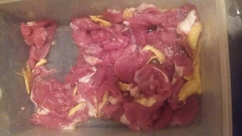 孜然羊肉,<a style='color:red;display:inline-block;' href='/shicai/ 329'>羊肉</a>切薄片，放入<a style='color:red;display:inline-block;' href='/shicai/ 718'>料酒</a>，<a style='color:red;display:inline-block;' href='/shicai/ 2800'>生姜</a>，盐，腌制待用