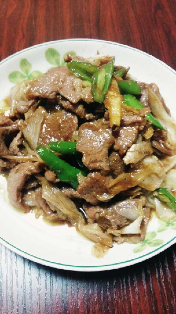 孜然羊肉,最后把炒好的辣椒大葱一起下锅，放入少许<a style='color:red;display:inline-block;' href='/shicai/ 721'>蚝油</a>，大火翻炒1分钟。出锅啦