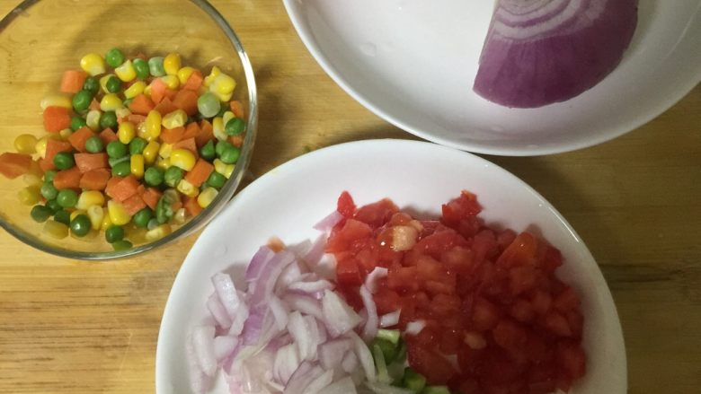什锦焗饭,把所有食材切成丁