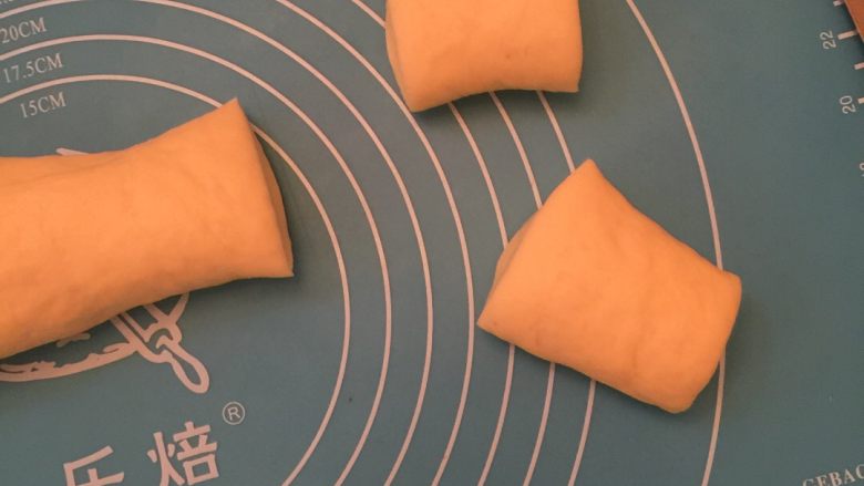 花式豆沙面包,揉成面团,分成大小一致的胚子
