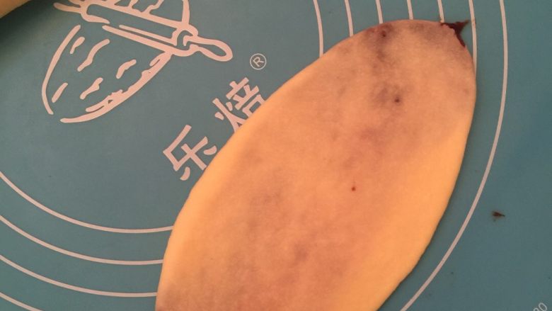 花式豆沙面包,滚圆,擀成长条形