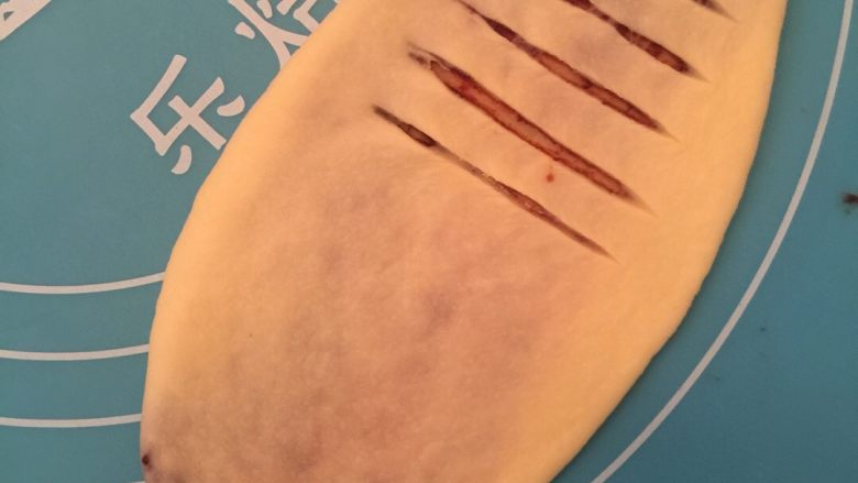 花式豆沙面包,用刀划出一道口,不要划穿