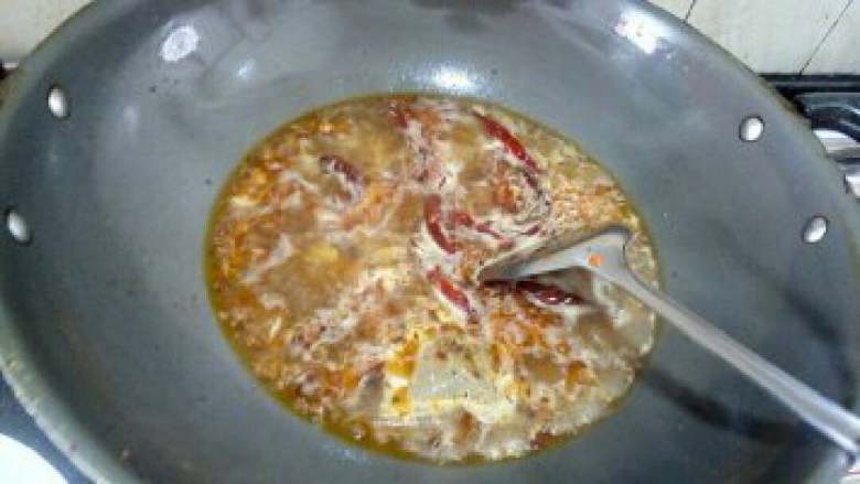 水煮鱼,锅中加入植物油（多一些）放入花椒，<a style='color:red;display:inline-block;' href='/shicai/ 695'>八角</a><a style='color:red;display:inline-block;' href='/shicai/ 710'>桂皮</a>，<a style='color:red;display:inline-block;' href='/shicai/ 86474'>干辣椒</a>，小火煸出香味。然后把香料丢掉，用一个碗把一半的油盛出备用，锅里留一半油。