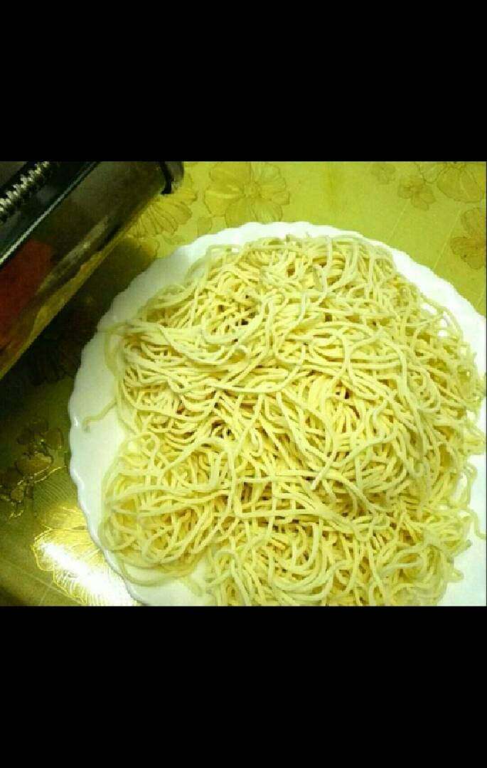 红烧牛肉鸡蛋面#挑战鸡蛋的100种做法#,准备好面条,另起锅,捞生菜和面条