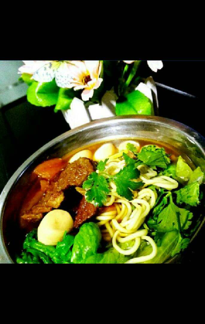 红烧牛肉鸡蛋面#挑战鸡蛋的100种做法#,配料自行搭配,会吃辣的可以加辣椒油