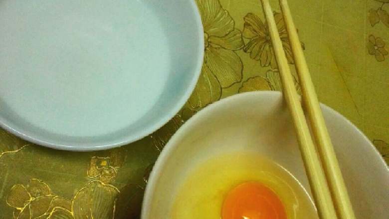 小猪蛋羹#有个故事#, 鸡蛋液:水=1:2 要加蛋液两倍量的水,这样比例蒸出来的蛋羹比较水滑,也可以用蔬菜汁,高汤,贝类汤来蒸