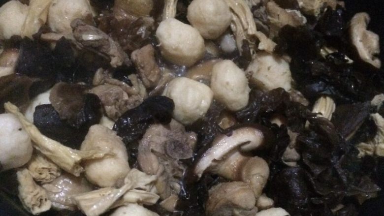 香菇木耳炖鸡腿