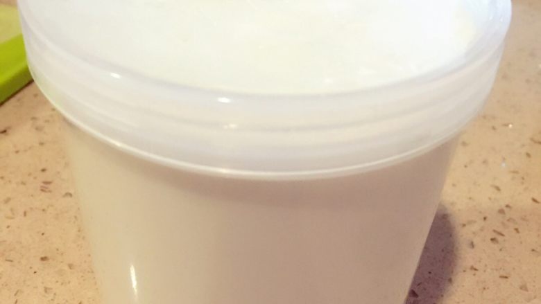 自家做的酸奶最好喝——面包机酸奶机适用,再加入糖,我比较爱吃甜所以用了30g糖,大家可以自己看心情加糖,但不加糖会很酸,还是应该加点,建议25—30g左右,然后盖上盖子