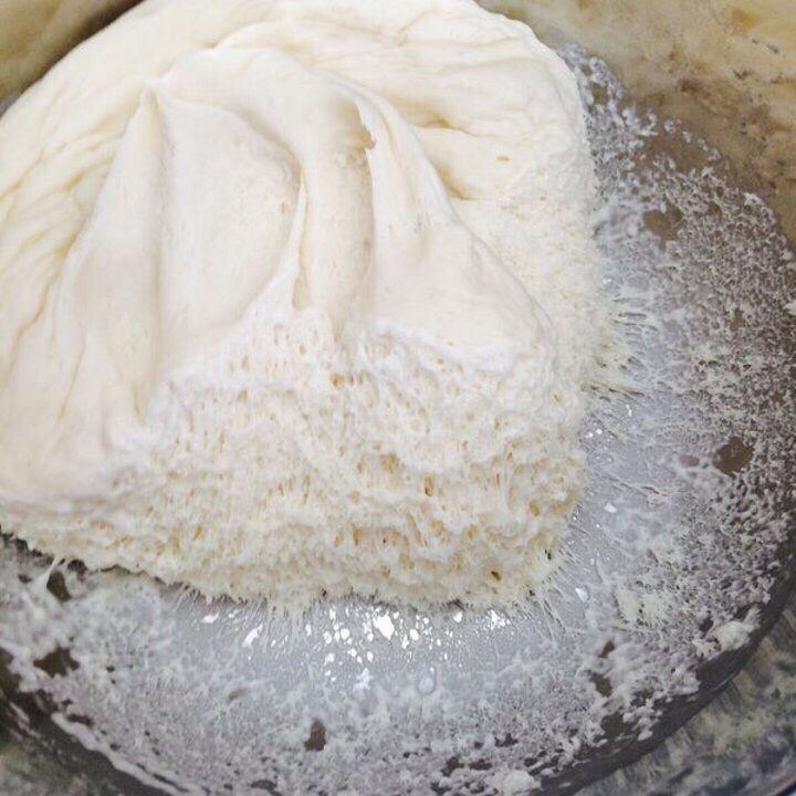 孜然羊肉夹馍,温水和面，加入酵母粉，醒发成蜂窝状即可。分成均等小份，擀平卷起来，纵向压扁再擀成椭圆形。锅加热放入面饼至两面金黄即可