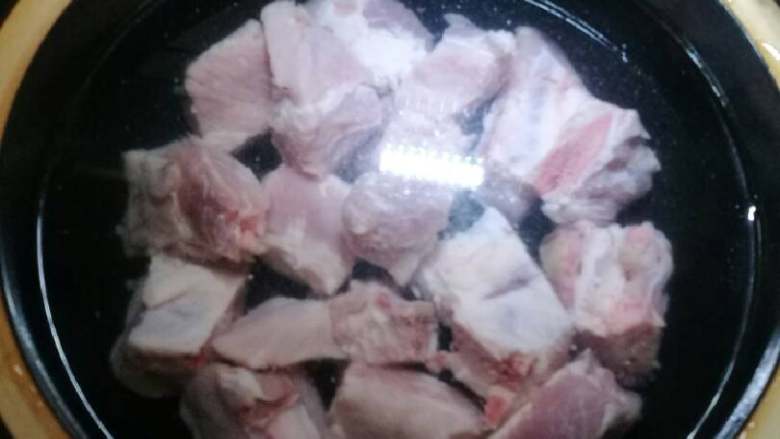 萝卜炖排骨,沙锅内放入排骨并加入适量水,用大火烧开,不要放任何配料。