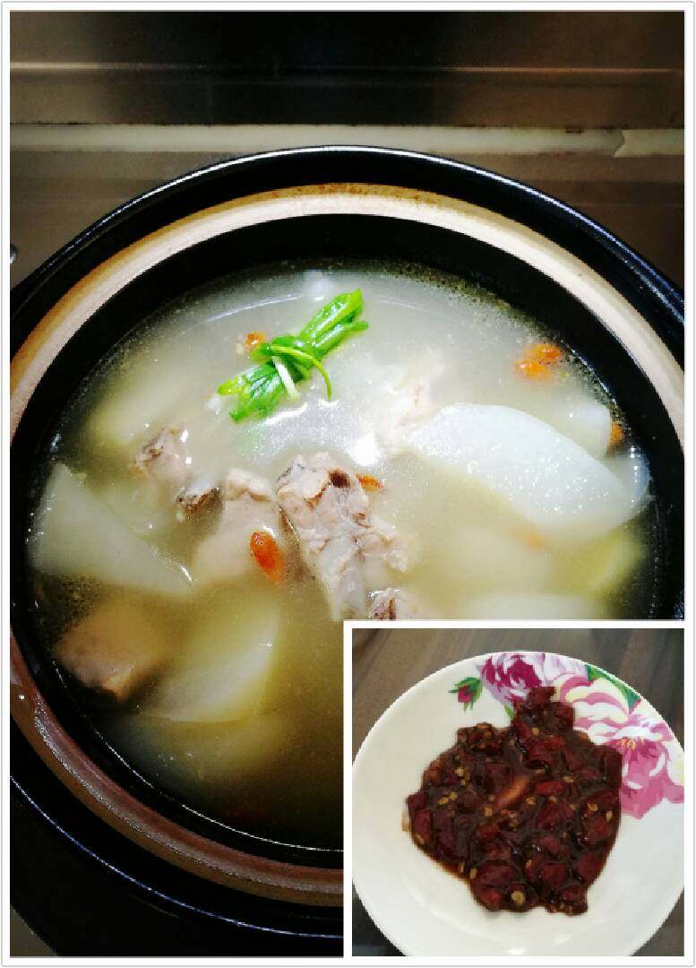 萝卜炖排骨,放入<a style='color:red;display:inline-block;' href='/shicai/ 3250'>葱</a>节,既可食用,喜欢辣酱的朋友沾一下酱料,味道会更好。