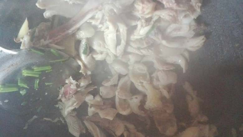 三丝养颜烫,热锅稍许冷油,葱姜鸡丝爆香,加热水,放少许食盐,放蒜瓣