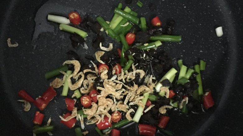 红烧萝卜,热锅加适量油，加葱末、辣椒段、豆豉，小火爆出香味。加入<a style='color:red;display:inline-block;' href='/shicai/ 289'>虾米</a>，煸炒一会。