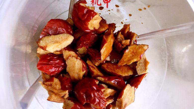 红糖红枣发糕,红枣洗净后,剪下肉放入搅拌机