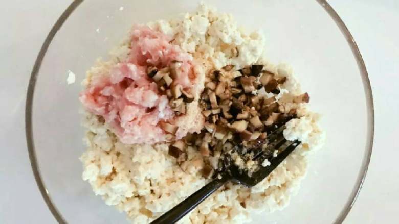 宝宝辅食:虾皮粉蒸豆腐饼,把肉糜、香菇丁、自制<a style='color:red;display:inline-block;' href='/shicai/ 71370'>虾皮粉</a>一起放入豆腐中。