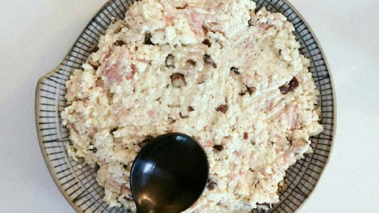 宝宝辅食:虾皮粉蒸豆腐饼,取一个盘子,把步骤7中的豆腐混合物放入盘中,用勺子压紧实。一定要压平压实,否则会影响最终口感。