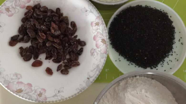 葡萄提子芝麻酥,将所有需要的材料准备好,葡萄提子干建议切碎。