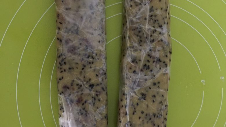 葡萄提子芝麻酥,用保鲜膜做成四方长条形冷藏30-1小时,可去除切成薄片0.8厘米厚。