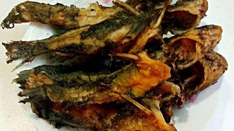 糖醋黄刺鱼,锅里加入色拉油烧成7成热,下黄刺鱼炸至微黄色捞出备用。
