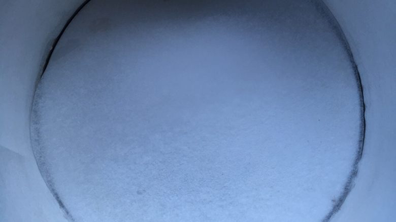 肉松沙拉面包,6寸的模具,四周底部垫上油纸