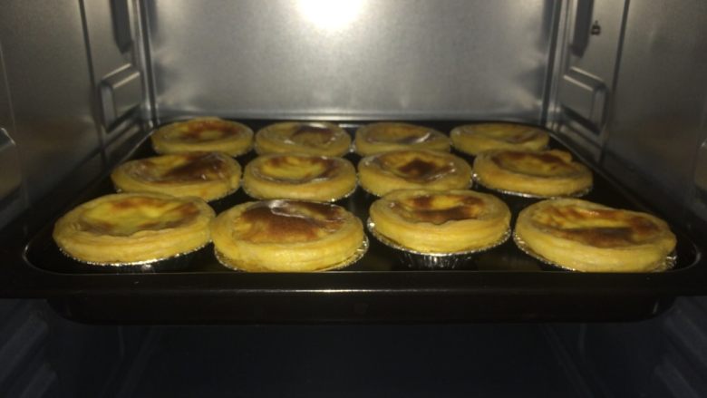 原味蛋挞,在烤箱内,可以观察好蛋挞的颜色