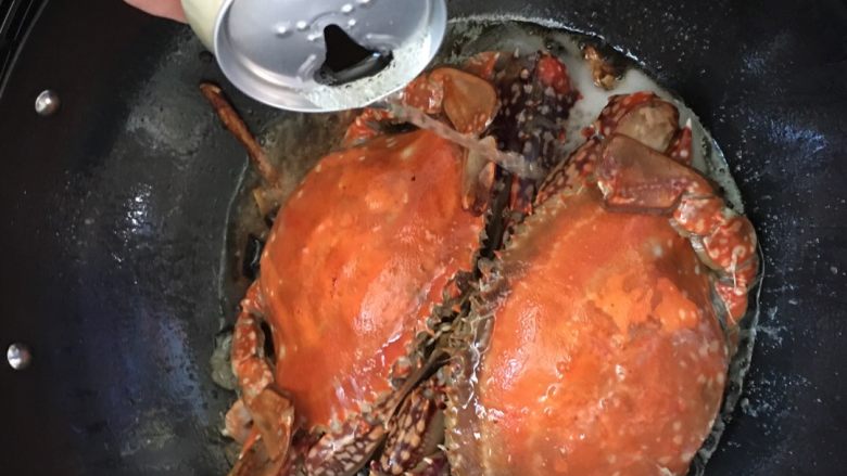 #年夜饭#香焖啤酒蟹,轻轻翻炒几下,倒入一听啤酒。尝试一下咸淡。