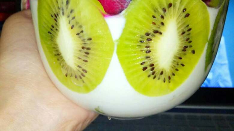 水果酸奶,做好了 因为沙拉热量高 所以我做水果沙拉都是用酸奶替代沙拉的嘻嘻 