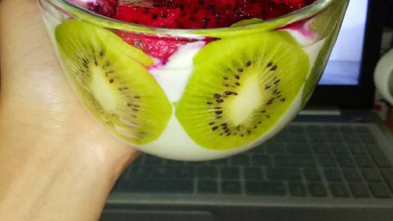 水果酸奶,把猕猴桃片帖在被子壁里，然后就倒入<a style='color:red;display:inline-block;' href='/shicai/ 885'>酸奶</a>，最后加上各种准备好的水果就可以吃啦