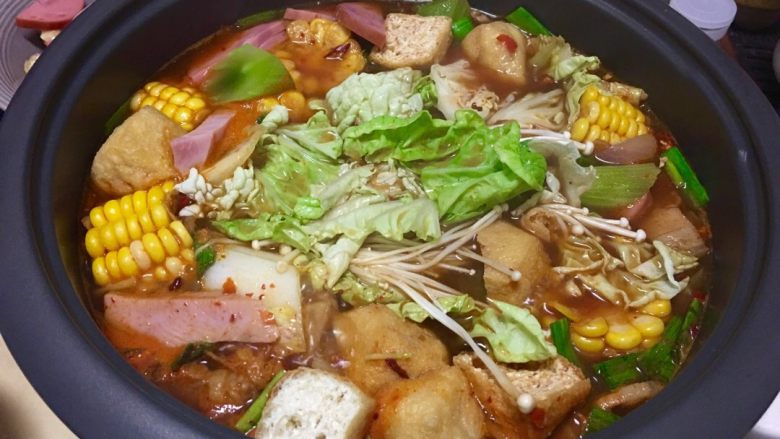 「吃货久久」立冬就想念一锅热腾腾的咕噜咕噜,乘到电火锅内 插电中火 好啦!