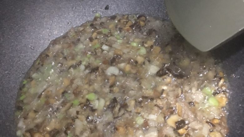 好吃的包子,饺子馅。,然后放葱头,放点鱼露比较入味