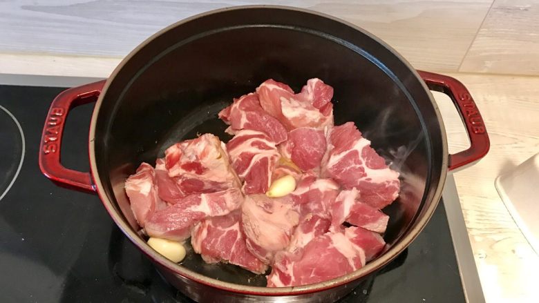 Staub锅懒人厨房之红烧猪颈肉,将锅烧热，倒入食用油，将葱姜蒜和<a style='color:red;display:inline-block;' href='/shicai/ 86474'>干辣椒</a>放入煸香。之后加入<a style='color:red;display:inline-block;' href='/shicai/ 8277'>猪颈肉</a>翻炒至表面熟变色。加入<a style='color:red;display:inline-block;' href='/shicai/ 894'>黄酒</a>继续翻炒。