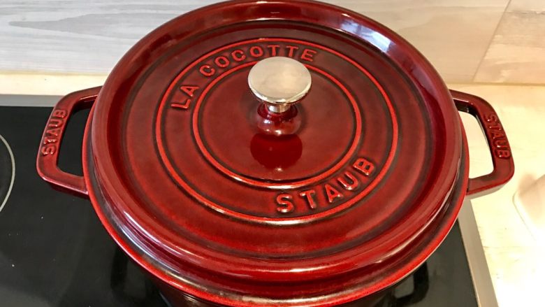 Staub锅懒人厨房之红烧猪颈肉,加盖,小火焖煮三刻钟。
