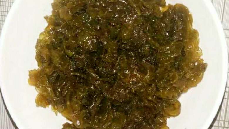 皮皮伞蛋花肉末汤+#挑战鸡蛋的100种做法#,这种像紫菜一样的叫皮皮伞,只有在下雨潮湿的时候才有,晴天它粘在地面草地上,去捡只有下雨天它才会膨胀泡发,漂洗又漂洗直到干净为止。