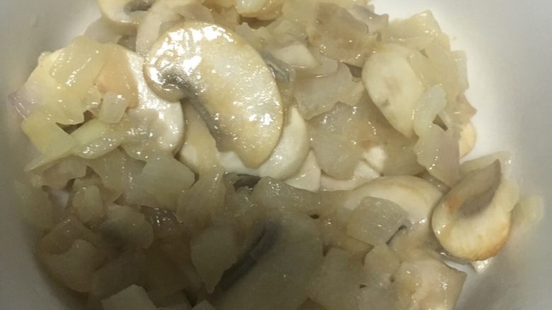 奶油蘑菇汤,翻炒熟后起锅备用