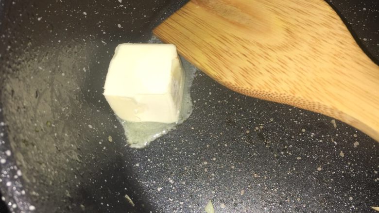 奶油蘑菇汤,中火把剩下的黄油融化
