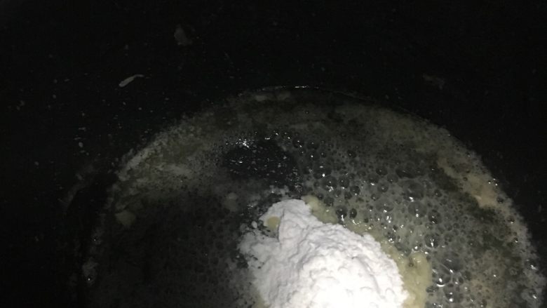 奶油蘑菇汤,快速的炒动面粉,与黄油完全的融合后,加入适量的清水,会越煮越粘稠的