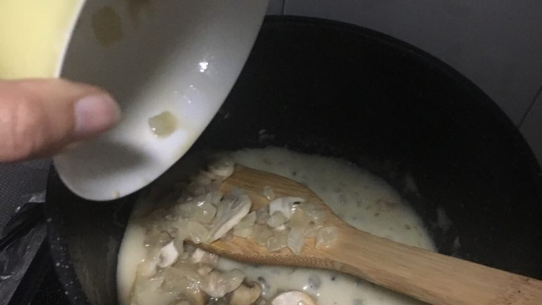 奶油蘑菇汤,煮开后,倒入蘑菇洋葱翻炒均匀