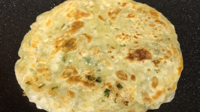 台式鸡蛋饼#挑战鸡蛋的100种做法#,放一点点油先煎好手抓饼,盛出备用