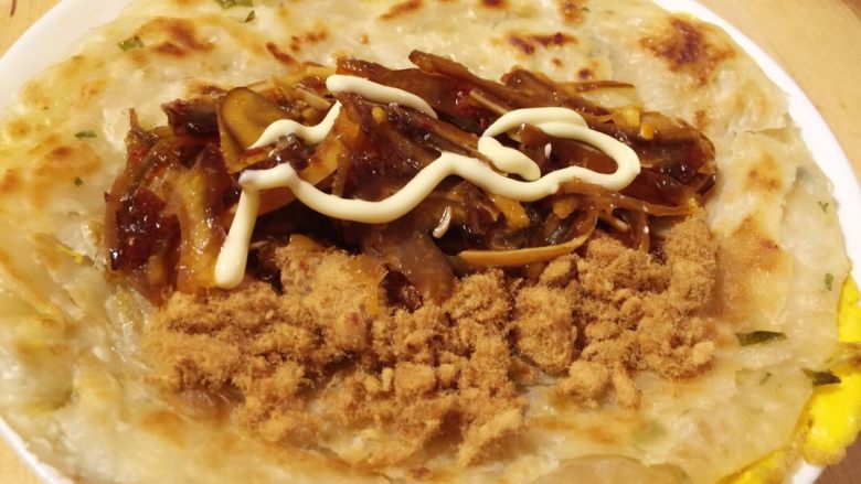 台式鸡蛋饼#挑战鸡蛋的100种做法#,盛出平铺,加入肉松,挤上沙拉酱,我这次加了卤猪耳(没有的直接加肉松就好,当然,加入手撕牛肉或一张紫菜也香喷喷的,自己随个人口味变动)