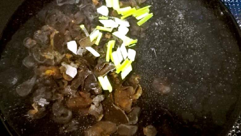 木耳海鲜鸡蛋汤+#有个故事#,葱头有香味了,倒入木耳翻炒,再倒入水(水多少量取绝于家里多少人)盖上锅盖