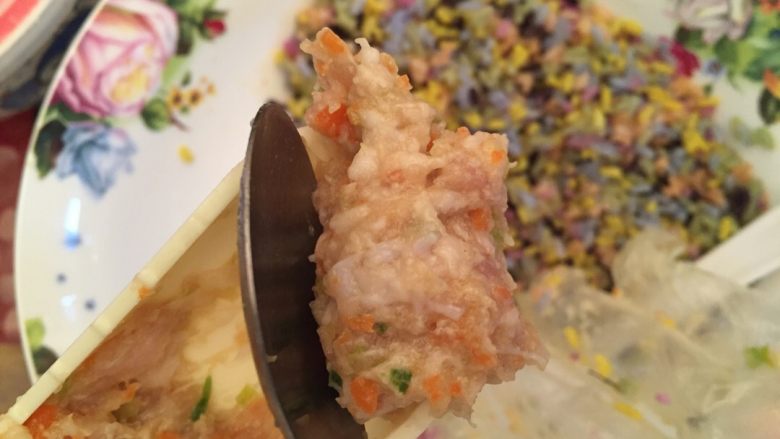 ⚜彩虹肉丸子🍡,用勺子把肉拨到彩虹米碗里滚一圈