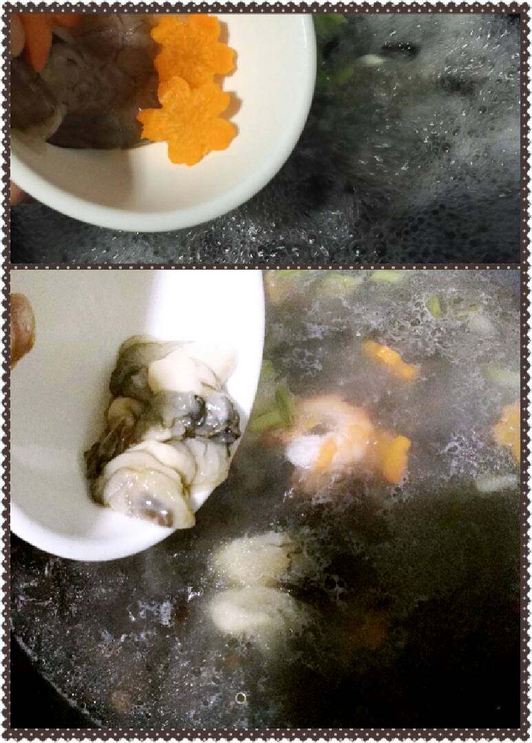 木耳海鲜鸡蛋汤+#有个故事#,锅里水开了,陆续倒入胡萝卜虾仁海蛎