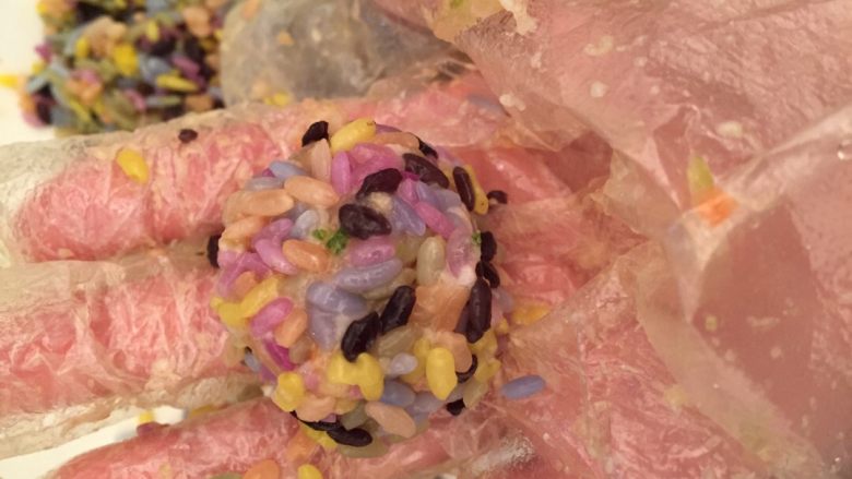 ⚜彩虹肉丸子🍡,用一次性手套把彩虹肉丸子捏好放入盘中