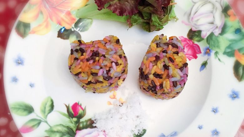 ⚜彩虹肉丸子🍡,模具中彩虹花米饭取出放入盘中,放入白糖沾着吃特别好吃😘💕