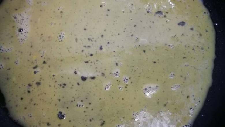 黄金如意卷#挑战鸡蛋的100种做法#,倒入一半蛋液,转动锅底。