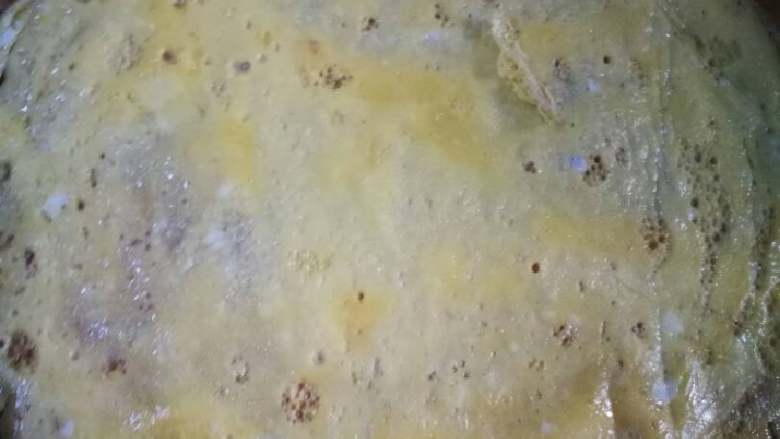 黄金如意卷#挑战鸡蛋的100种做法#,蛋液摊成蛋饼,摊两张。