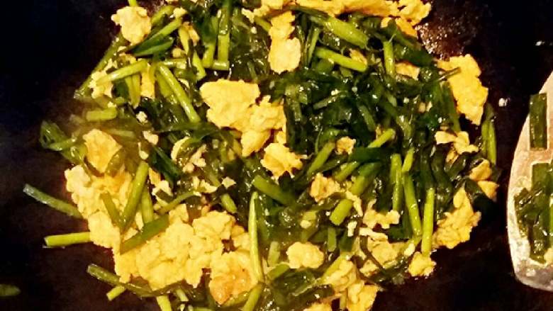 韭菜炒鸡蛋+#挑战鸡蛋的100种做法#,倒入炒熟的鸡蛋翻炒均匀即可关火