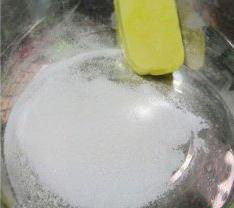杏仁味【雪球】,<a style='color:red;display:inline-block;' href='/shicai/ 887'>黄油</a>温室软化,加入20G糖粉中搅打均匀。
