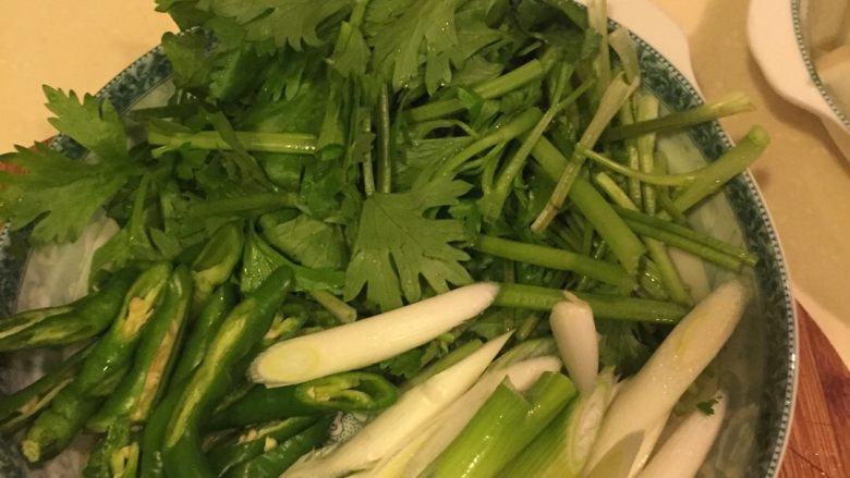 红烧牛肉,准备大葱,香菜,青椒,芹菜起锅