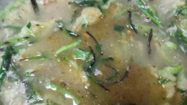 (豇豆)豆角主食,锅中放入水,水开后倒入煎好的豆角烧开放入适量的盐鸡精即可出锅
